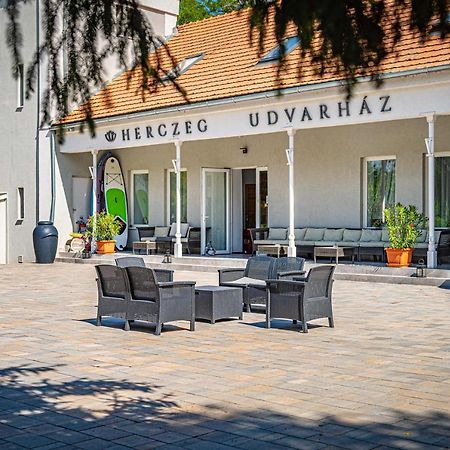 Herczeg Udvarhaz Poroszlo Bagian luar foto