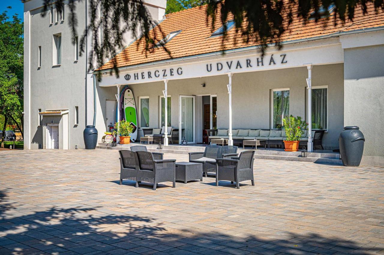 Herczeg Udvarhaz Poroszlo Bagian luar foto