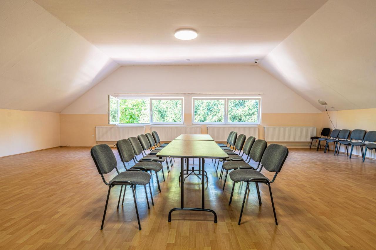 Herczeg Udvarhaz Poroszlo Bagian luar foto