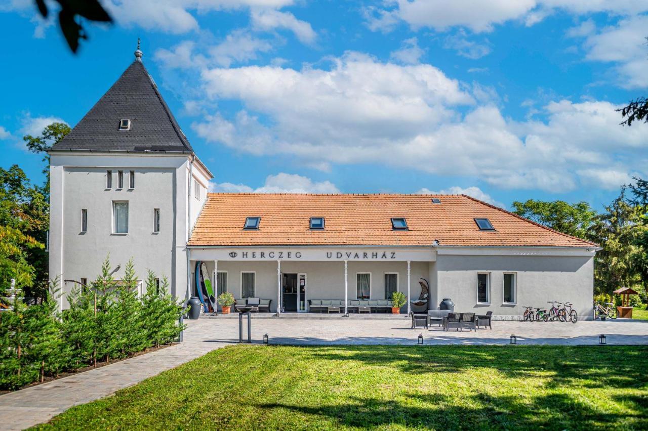 Herczeg Udvarhaz Poroszlo Bagian luar foto
