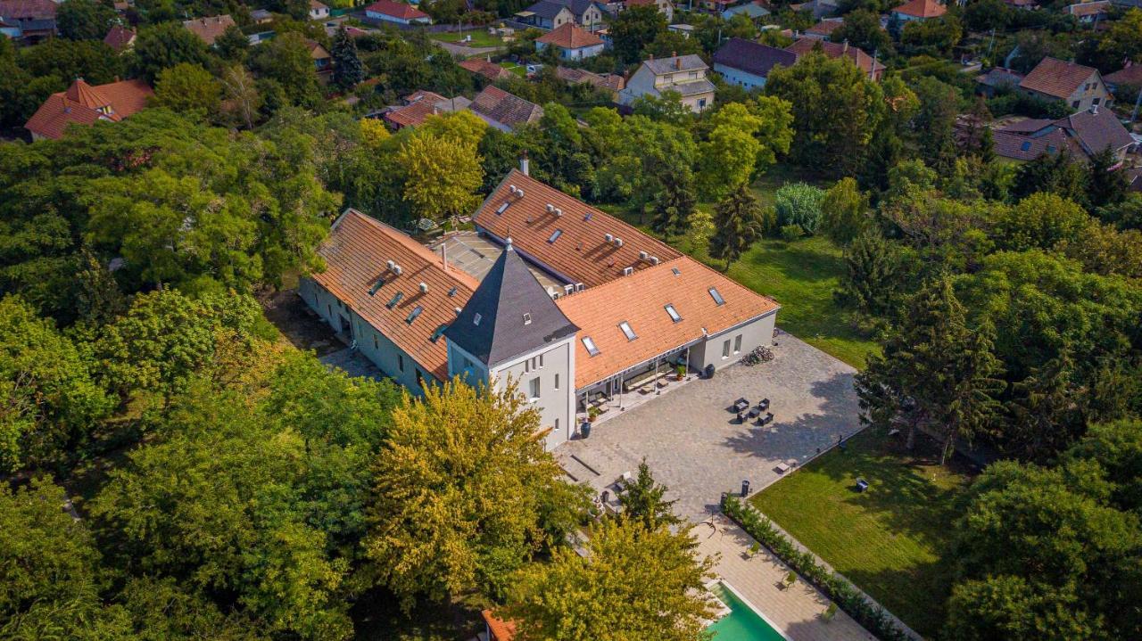 Herczeg Udvarhaz Poroszlo Bagian luar foto
