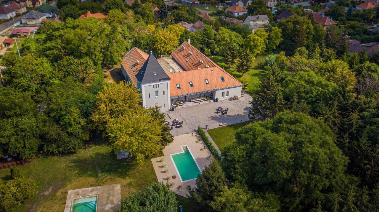 Herczeg Udvarhaz Poroszlo Bagian luar foto