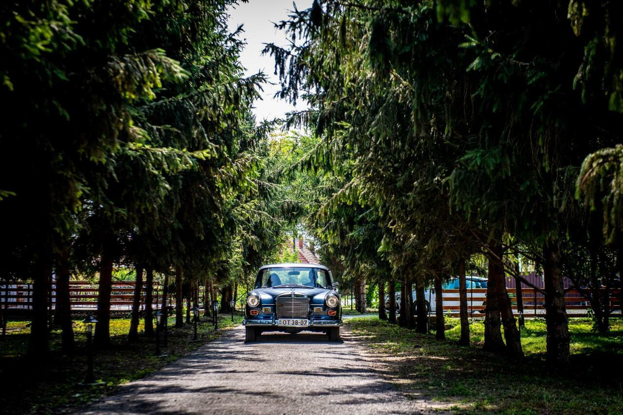 Herczeg Udvarhaz Poroszlo Bagian luar foto
