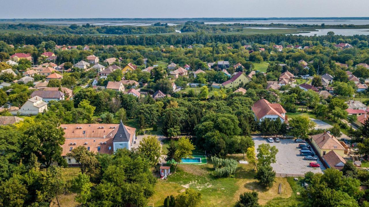 Herczeg Udvarhaz Poroszlo Bagian luar foto